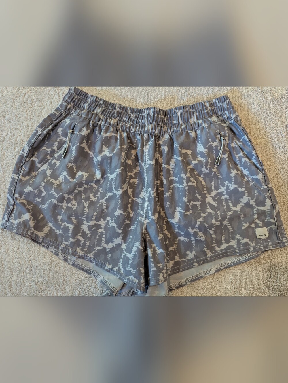 $22 Vuori Women's Med Pale Grey Camo Dash Shorts 3” Inseam EUC
